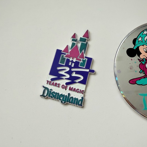 Vintage Disney Lot 35 Years of Magic Disneyland - Holographic Pin Button & more - Picture 3 of 10